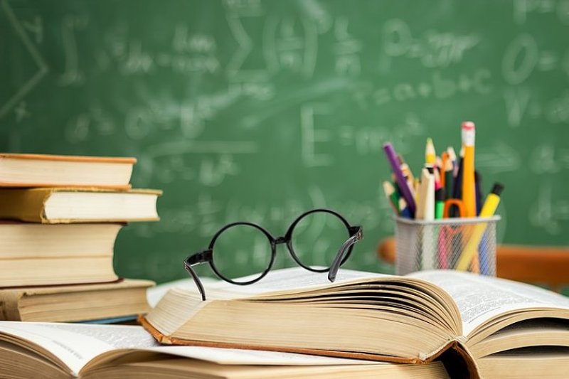 ΓΥΑΛΙΑ ΚΑΙ ΓΡΑΦΕΙΟ ΣΕ ΕΙΚΟΝΑ